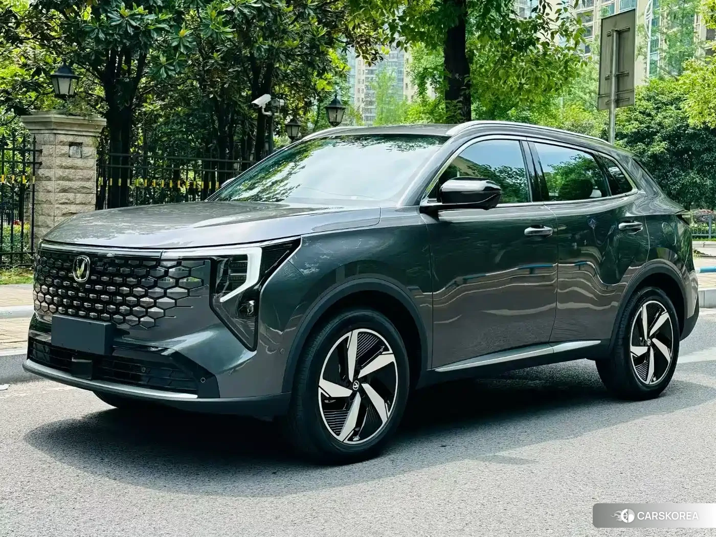 Chang'an Changan CS55PLUS PHEV 2026 Silver/gray из Китая, фото 4