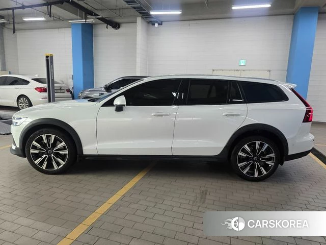 Volvo V60 Cross-Country 2nd Generation 2023 Белый из Кореи, фото 4