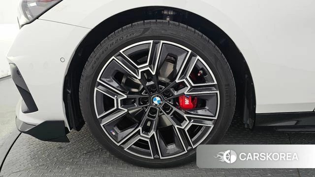 BMW 5 Series (G60) id 4570934 из Кореи 28