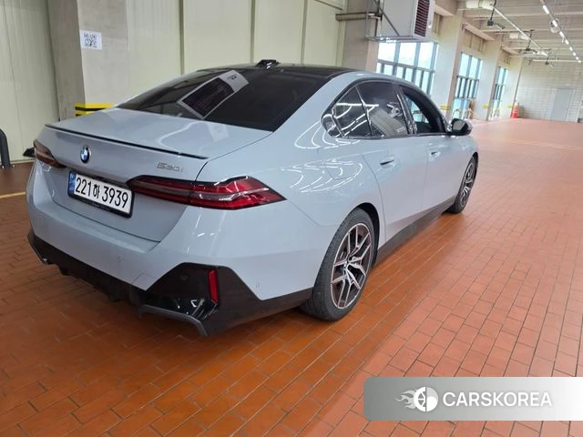 BMW 5 Series (G60) 2024 Цвет галактики из Кореи, фото 5