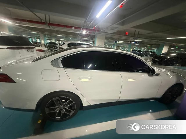 BMW 5 Series (G60) 2023 Белый из Кореи, фото 4