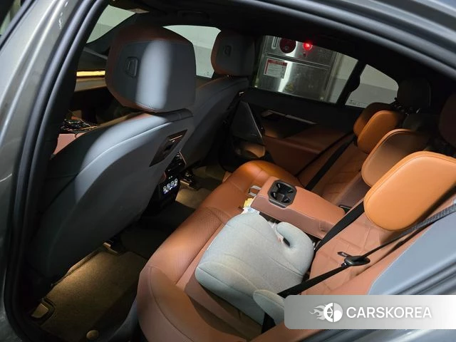 BMW 5 Series (G60) 2025 Золотой двухцветный из Кореи, фото 4