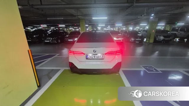 BMW 5 Series (G60) 2025 Белый из Кореи, фото 4