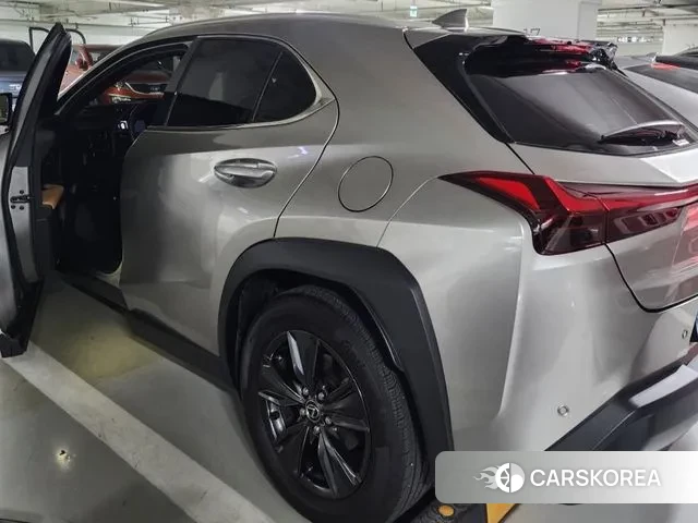 Lexus UX300h 2024 Серебристо-серый из Кореи, фото 4