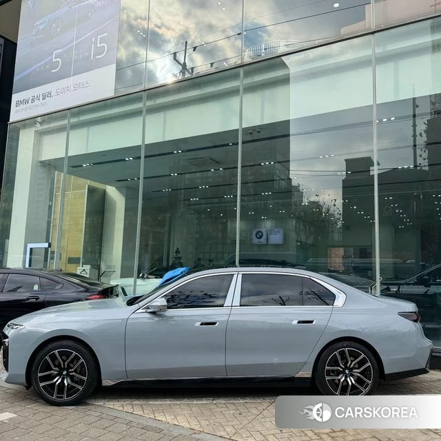 BMW 7 Series (G70) 2025 Светло-серебряный цвет из Кореи, фото 4