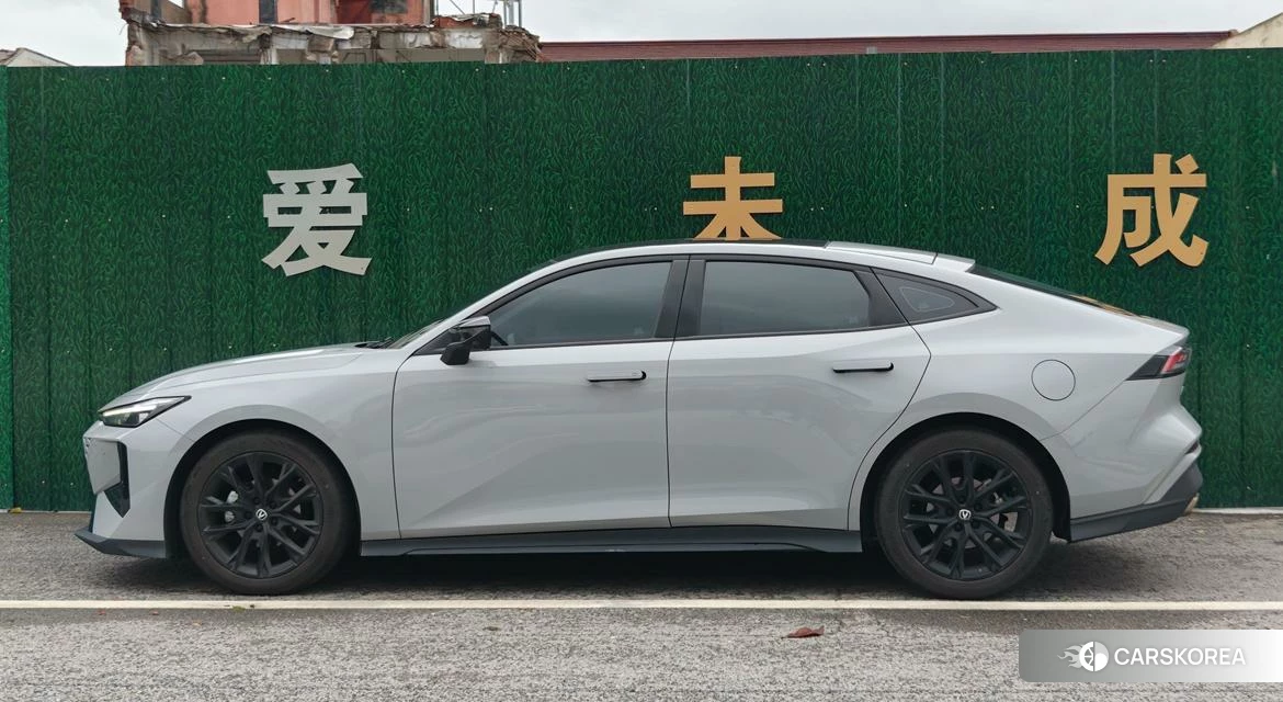 Chang'an UNI-V 2024 Серебристо-серый из Китая, фото 4