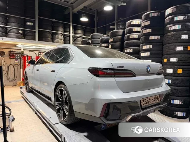 BMW 7 Series (G70) 2023 Небесно-голубой из Кореи, фото 4