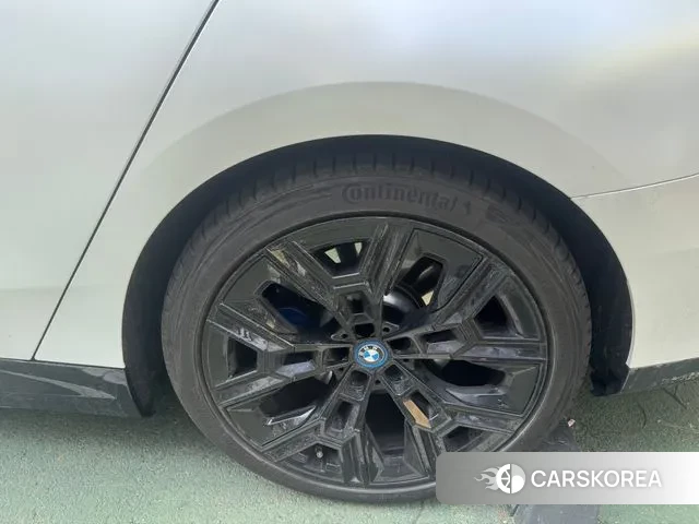 BMW 5 Series (G60) 2025 Черный из Кореи, фото 4