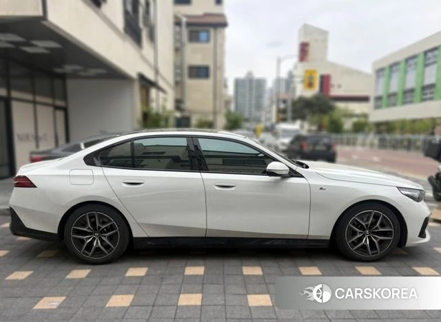 BMW 5 Series (G60) 2024 Белый из Кореи, фото 4