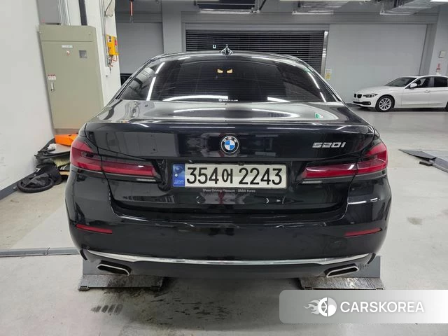 BMW 5 Series (G30) 2022 Черный из Кореи, фото 4