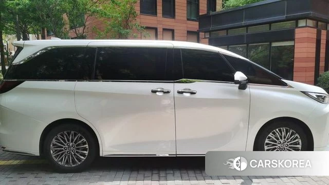 Lexus LM Second Generation 2024 Белый из Кореи, фото 4