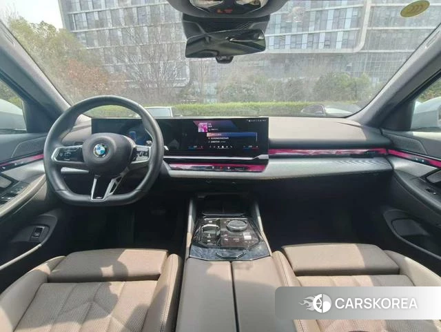 BMW 5 series (imported) 2025 Серебристо-серый из Китая, фото 5