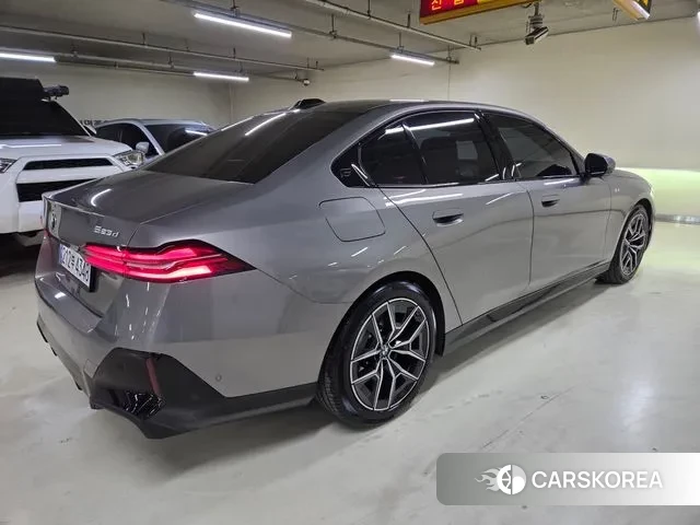 BMW 5 Series (G60) 2025 Цвет тростника из Кореи, фото 4