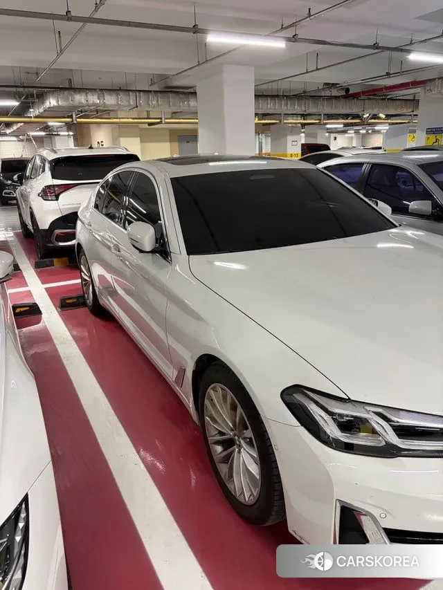 BMW 5 Series (G30) 2023 Белый из Кореи, фото 4