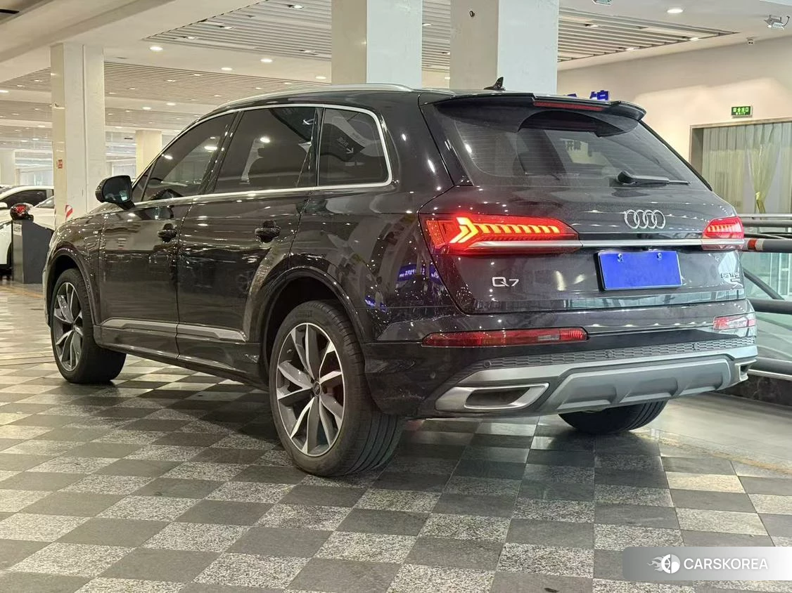 Audi Q7 2020 Черный из Китая, фото 4