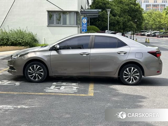 Toyota Corolla dual engine E+ 2022 Серебристо-серый из Китая, фото 6