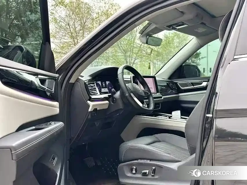 Volkswagen Touareg 2023 Черный из Китая, фото 4