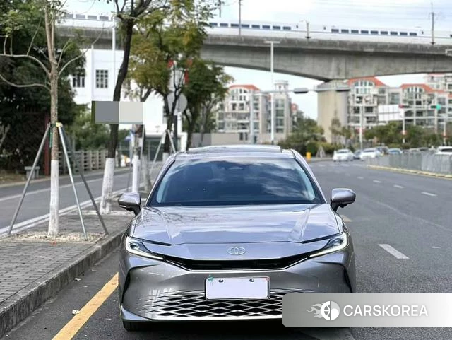 Toyota Camry 2025 Серебристо-серый из Китая, фото 4