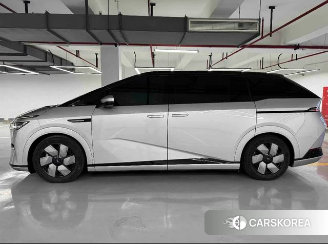 Xiaopeng Motors Xiaopeng X9 2024 Серебристо-серый из Китая, фото 4
