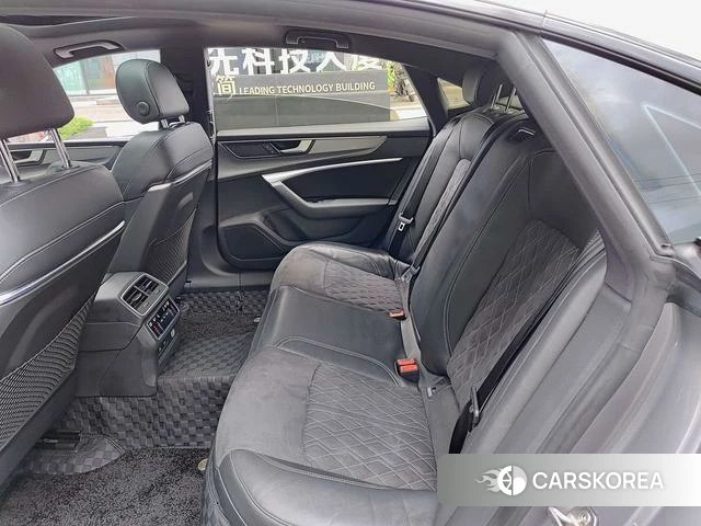 Audi A7L 2022 Серебристо-серый из Китая, фото 4