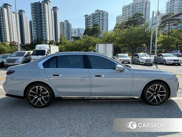 BMW 7 Series (G70) 2024 Небесно-голубой из Кореи, фото 6