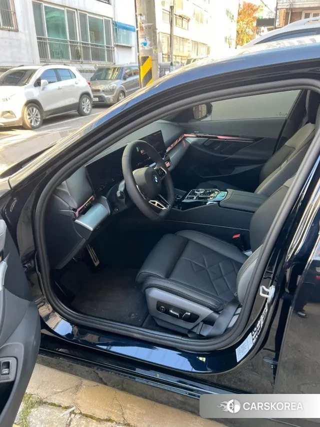 BMW 5 Series (G60) 2025 Черный из Кореи, фото 4