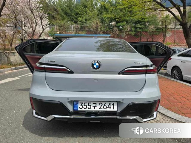 BMW 7 Series (G70) 2025 Жемчужный цвет из Кореи, фото 4