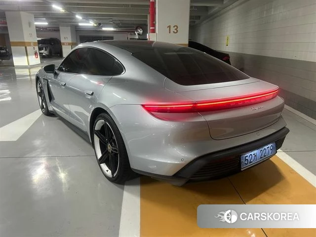 Porsche Taycan 2022 Светло-серебряный цвет из Кореи, фото 5