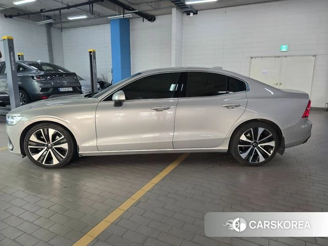 Volvo S60 3rd generation 2023 Серебристо-серый из Кореи, фото 4