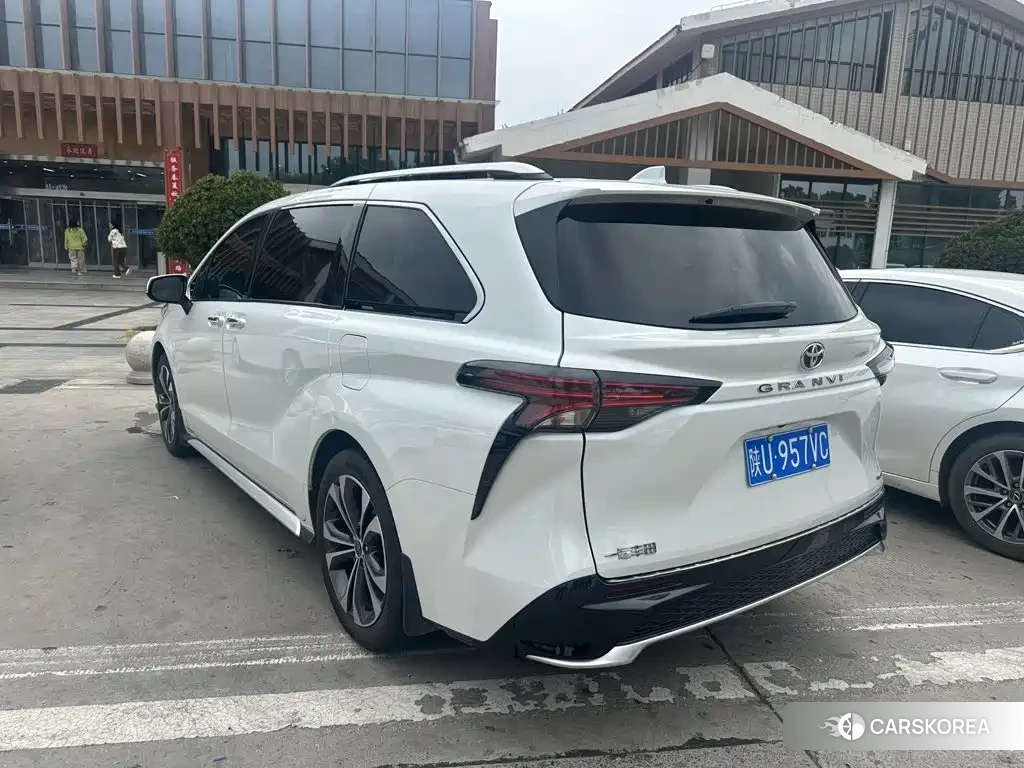 Toyota Granvia 2024 Белый из Китая, фото 4