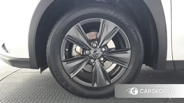 Lexus UX250h id 3748209 из Кореи 14