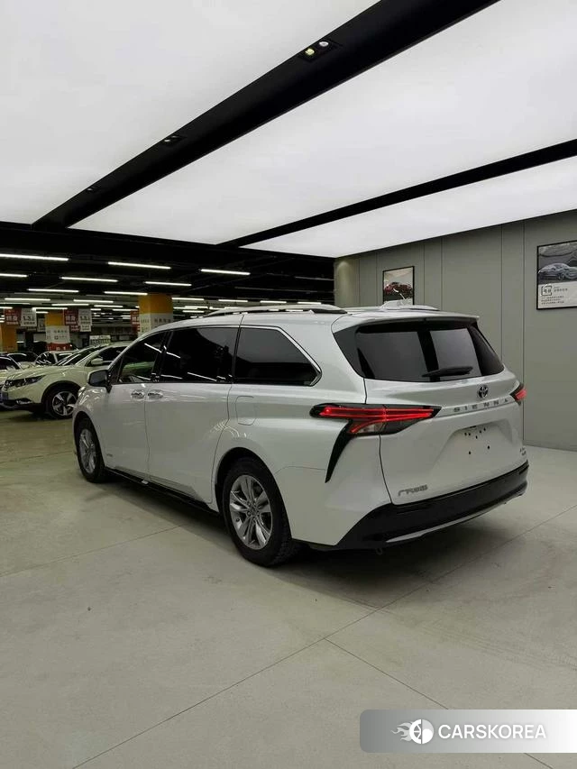 Toyota Saina 2022 Белый из Китая, фото 4