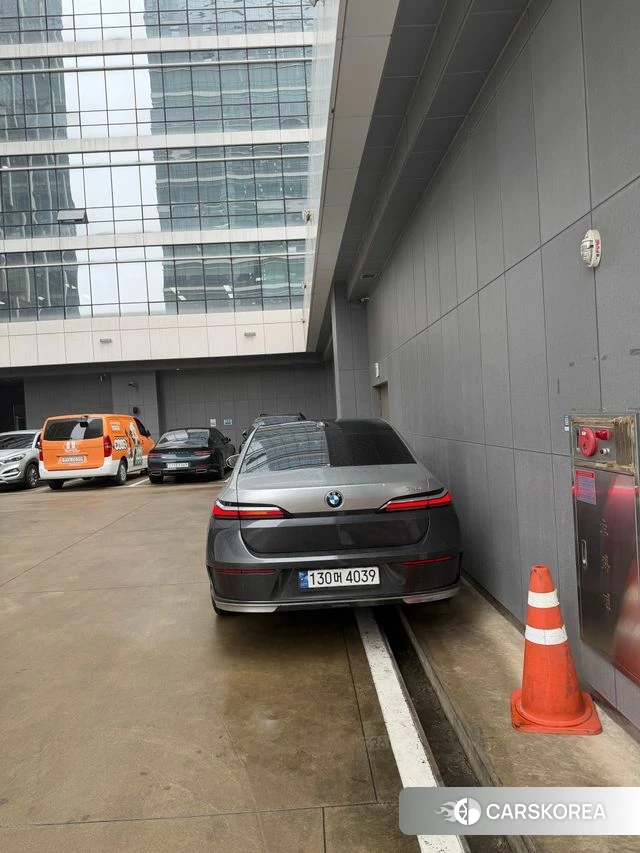 BMW 7 Series (G70) 2023 Серый из Кореи, фото 4