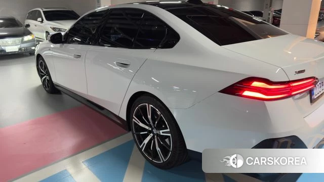 BMW 5 Series (G60) 2025 Белый из Кореи, фото 4