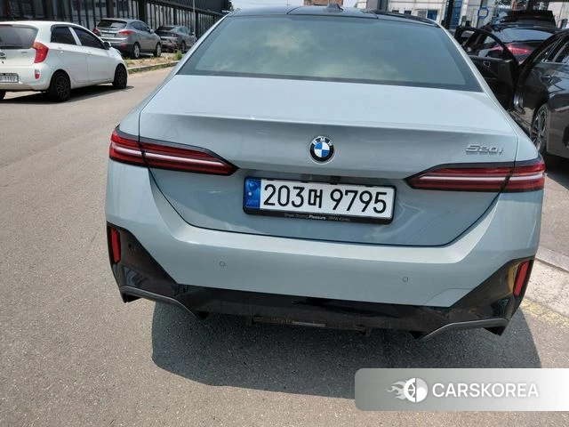 BMW 5 Series (G60) 2024 Светло-серебряный цвет из Кореи, фото 4