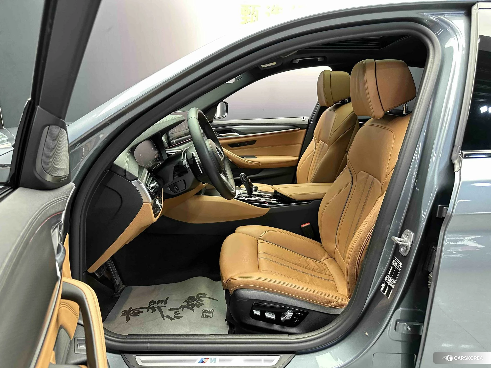 BMW 5 series (imported) 2021 Серебристо-серый из Китая, фото 4