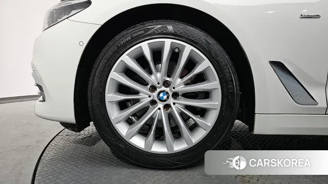 BMW 5 Series (G30) id 3460232 из Кореи 14