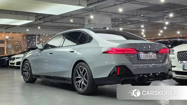 BMW 5 Series (G60) 2025 Серый из Кореи, фото 5