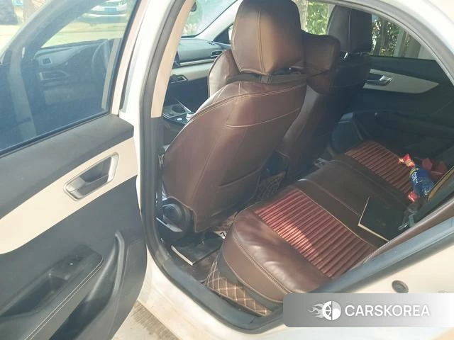 BYD Qin Yu 2023 Белый из Китая, фото 5