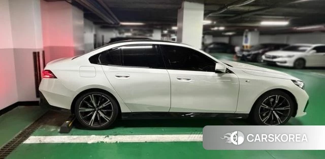 BMW 5 Series (G60) 2024 Белый из Кореи, фото 4