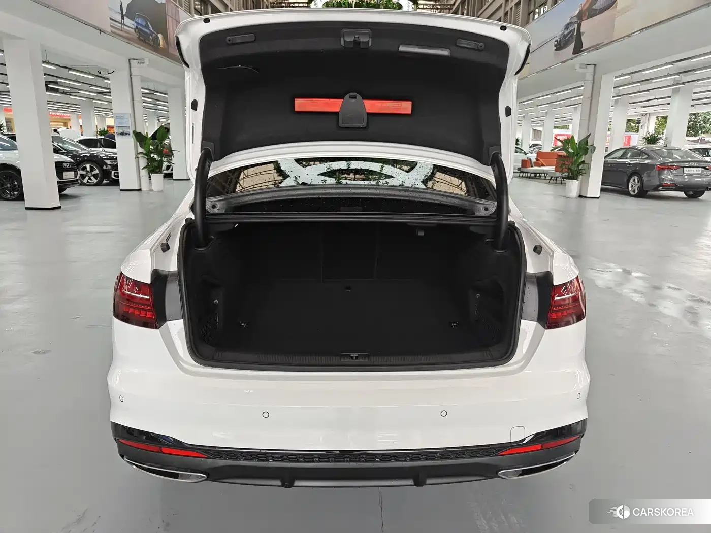 Audi A4L id 4548379 из Китая 9