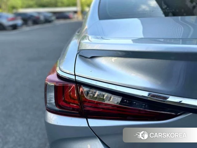 Lexus ES 2022 Серебристо-серый из Китая, фото 6
