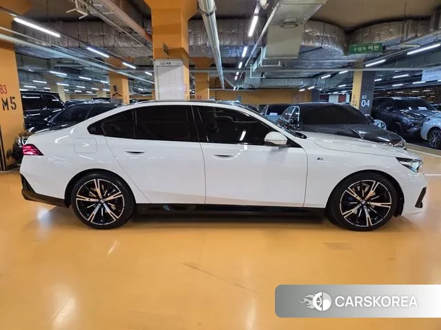 BMW 5 Series (G60) 2025 Белый из Кореи, фото 4