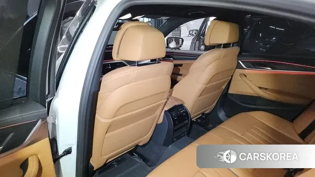 BMW 5 Series (G30) 2023 Белый из Кореи, фото 4