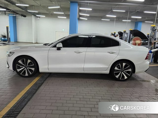 Volvo S60 3rd generation 2023 Белый из Кореи, фото 4