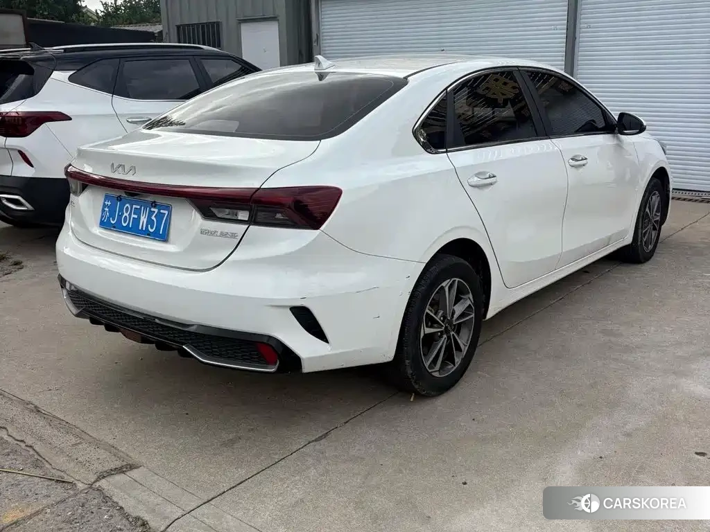 Kia K3 2023 Белый из Китая, фото 4
