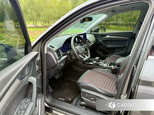 Audi Q5L 2022 Темно-серый из Китая, фото 4