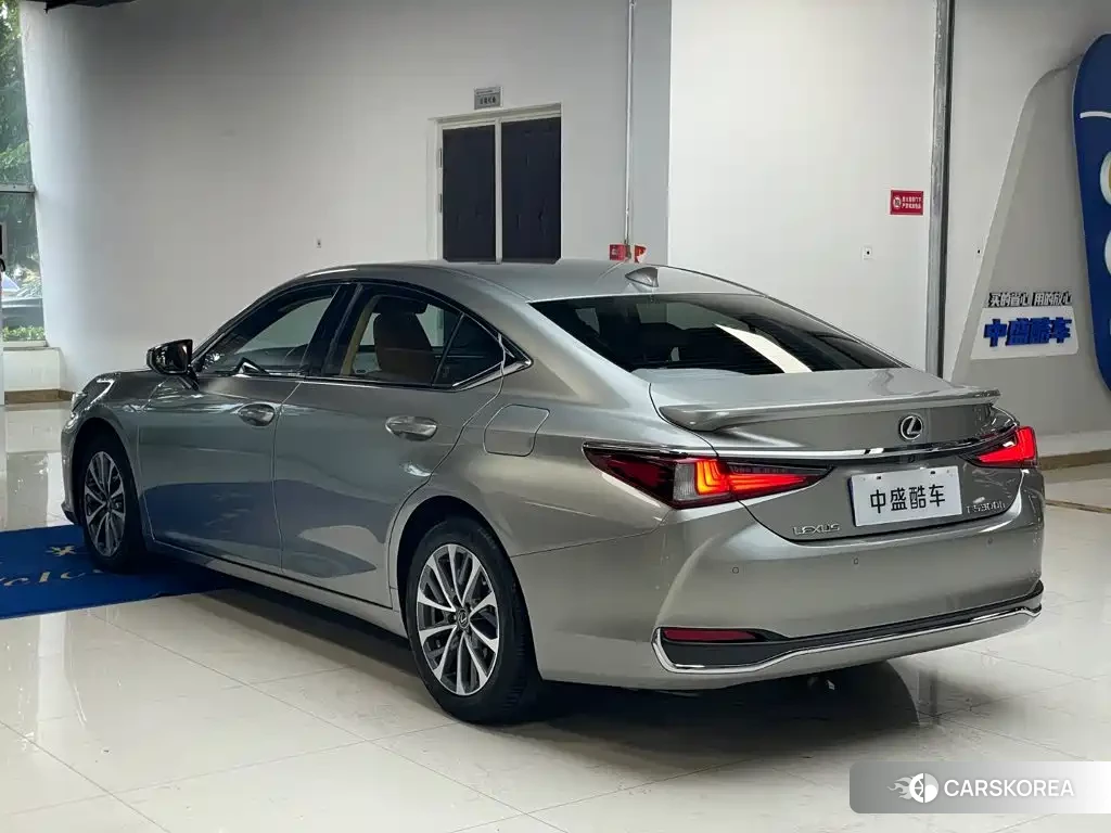 Lexus ES id 4629602 из Китая 19