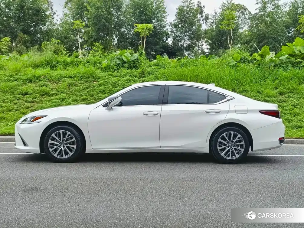 Lexus ES id 4659709 из Китая 26
