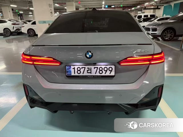 BMW 5 Series (G60) 2024 Серебристо-серый из Кореи, фото 5